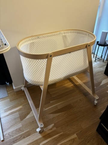 Baby bassinet crib on wheels